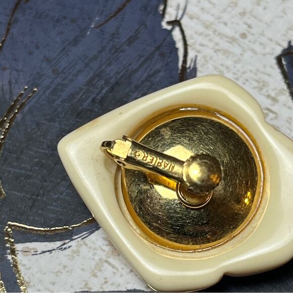 Vintage 70s 80s NAPIER Oversized Cream Shell-Shaped Earrings D1 - Picture 4 of 9